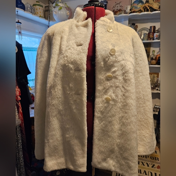 Vintage Cape - Picture 1 of 6